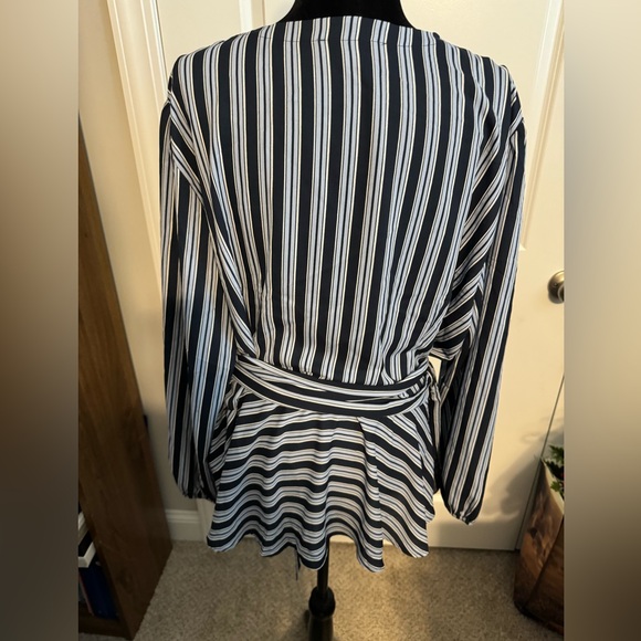 Plus sized Loft wrap blouse - Picture 4 of 7